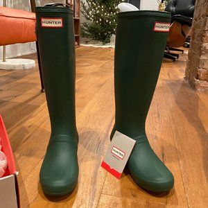 NEW IN BOX, NEVER WORN – Hunter Tour Green Matte 6